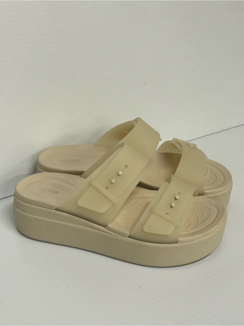 CROCS BROOKLYN BUCKLE LOW WEDGE SLIP ON SANDALS SANDSTONE SZ 7